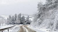 云南曲靖辖区降温降雪多路段结冰封路