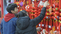  昆明市民欢欢喜喜“扫货”迎新春