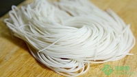 昆明“零点突击”打击违法行为 助力米线质量提升