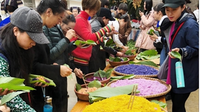 屏边县壮族同胞欢庆花米饭节