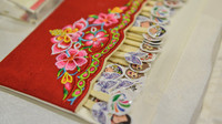 这个村子人人都能挑花绣朵