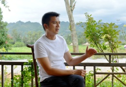 他在《三生三世》取景地放养的这群土鸡，吃草药辣椒大蒜还喝山泉水